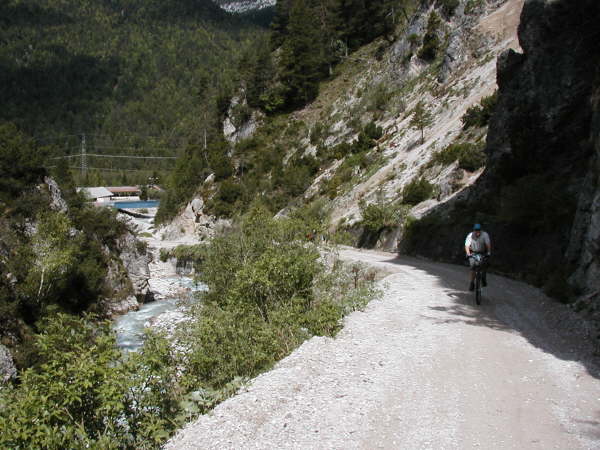 Bergauf am Bach entlang