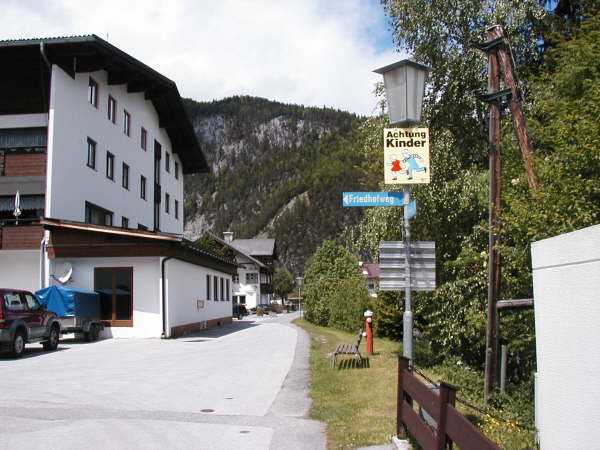 links in den Friedhofweg abbiegen