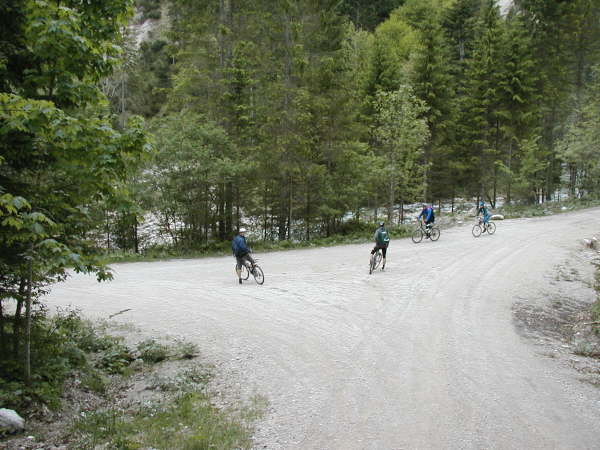 Unten im Reintal links weiter bergab Richtung Partnachklamm fahren