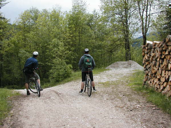 Am Wegende links bergab fahren