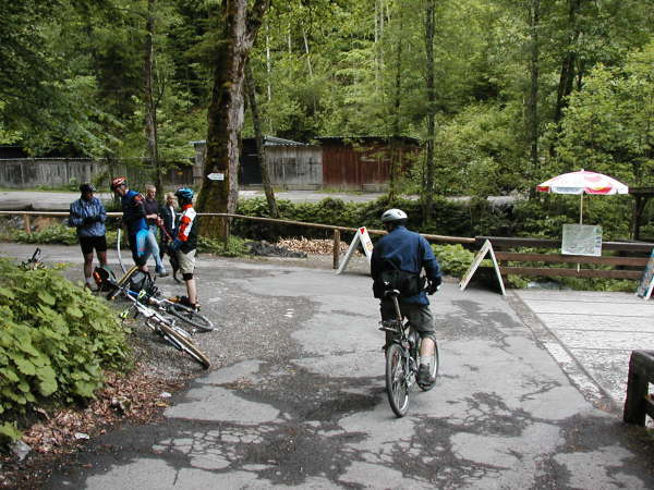 Nach steilem Downhill rechts zurck zum Startplatz
