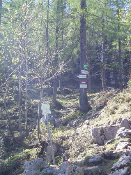 Rechts weiter bergauf ber den Sattel