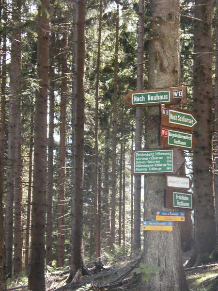 Links abbiegen (geradeaus geht es zum Schliersberg)