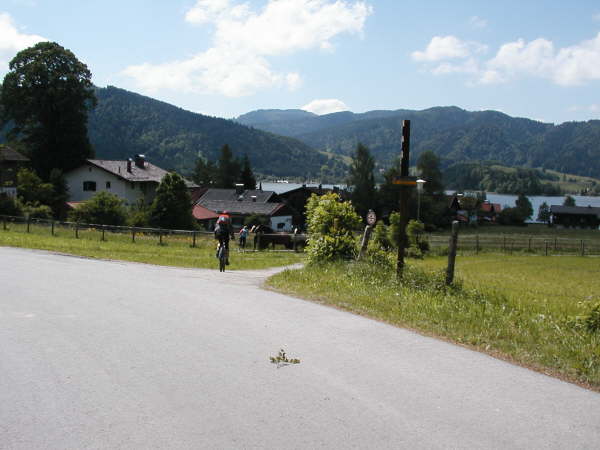 Rechts auf den kleinen Weg zur B307 fahren