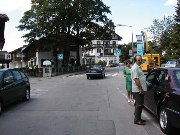 Bei der Post links in die Perfallstrae abzweigen