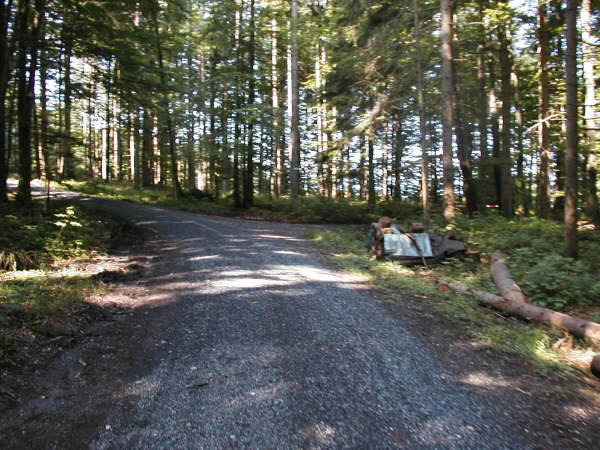 links weiter bergauf, rechts geht es nach Ohlstadt