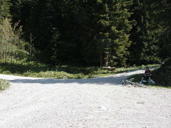 links weiter bergauf Richtung Gufferthtte