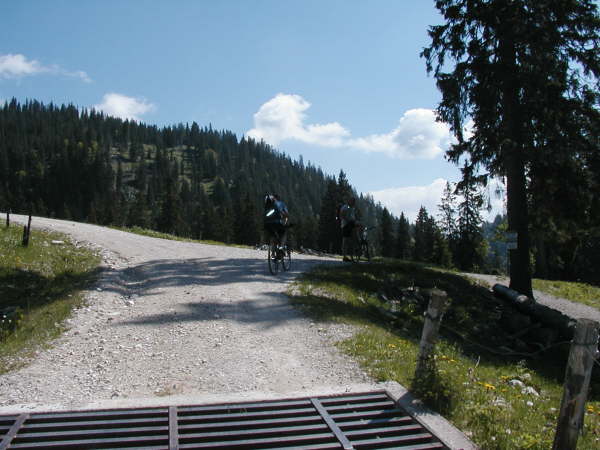 Abzweigung geradeaus bergauf zur Gufferthtte, rechts