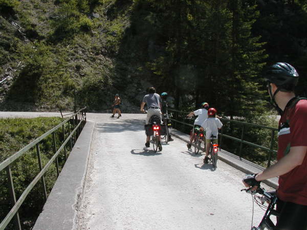 links: fr einen Abstecher zur E.H.J., rechts: weiter zur Kaiserklamm