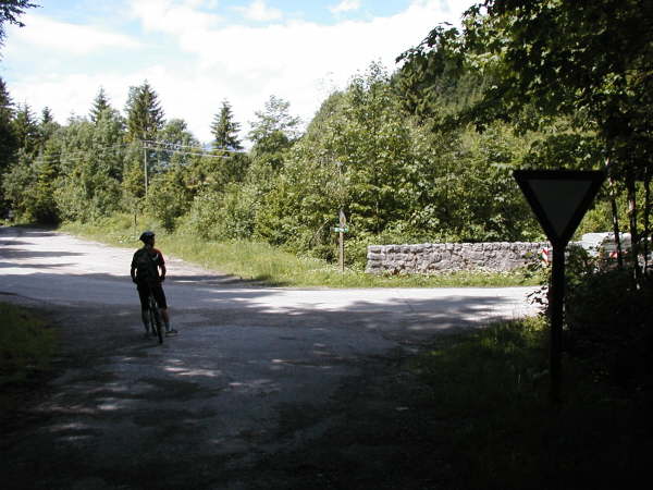 Mndung mit der Mautstrae bei der Waldschnke Niedernach