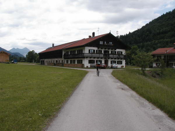 Links vorbei am Achner-Hof