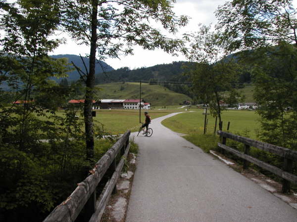 ber die Brcke und gleich wieder links