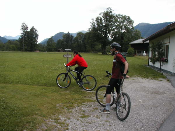 Links auf den Pfad abbiegen