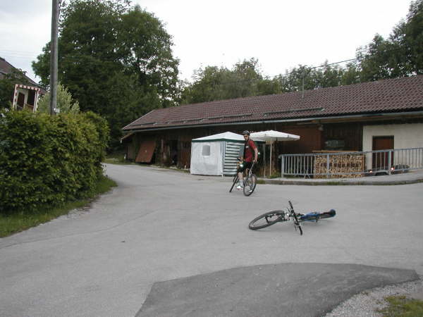 Links Richtung Dorf fahren