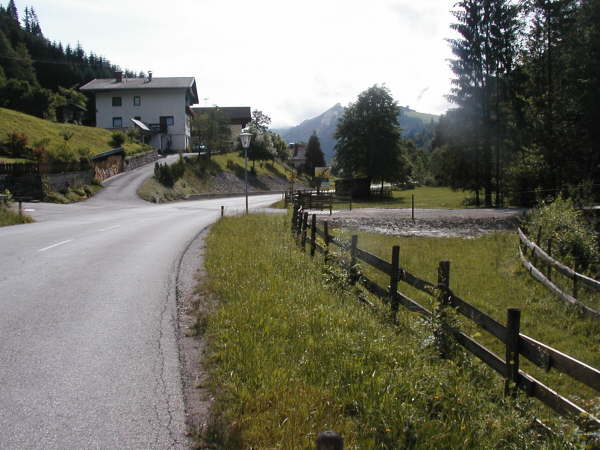 rechts auf den Schotterweg abzweigen