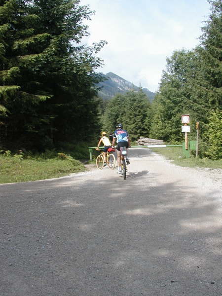 bergauf durch die Schranke hindurch