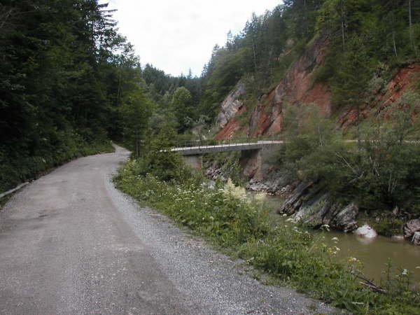 ber die Brcke und dann links