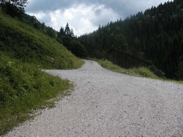 links weiter bergauf fahren