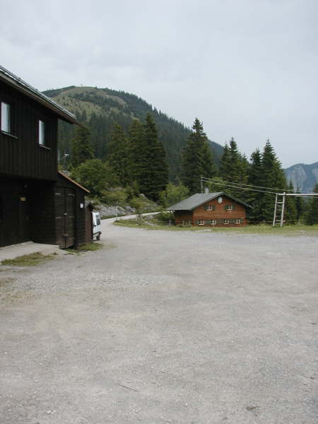 Der Schotterstrae bergab folgen