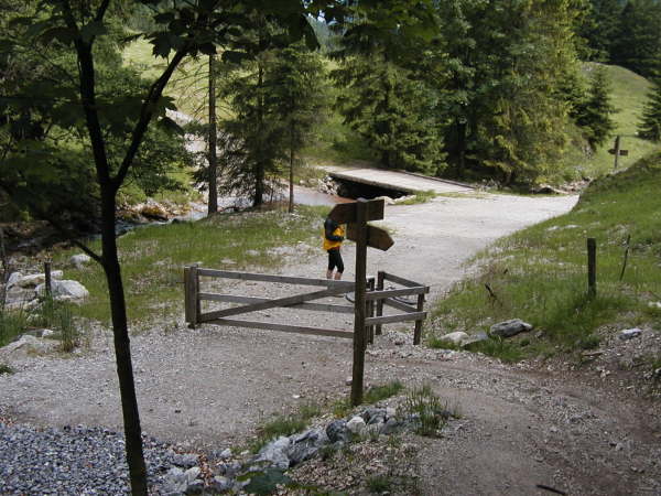 Unten ber die Brcke fahren