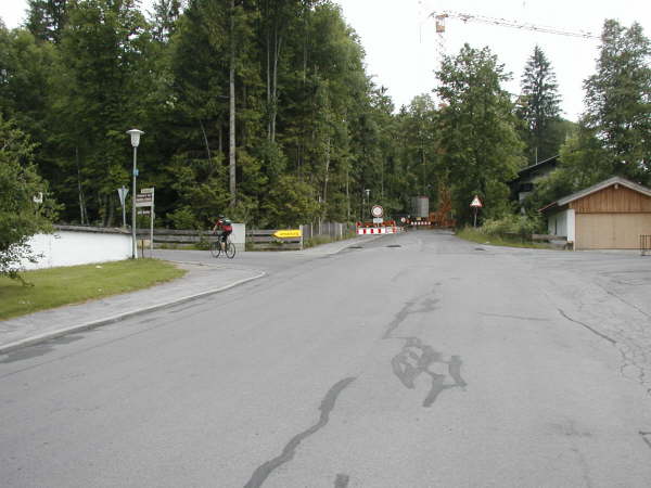 An der Kirche nach links fahren