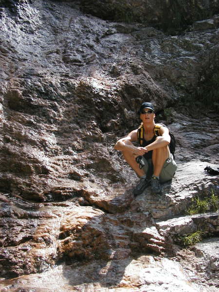 An einem kleinem Wasserfall