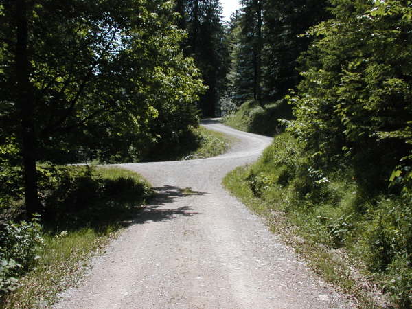 Rechts bergauf fahren