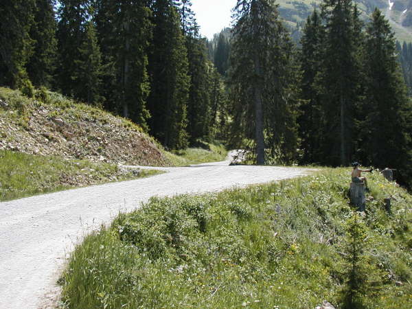 Geradeaus weiter bergauf fahren