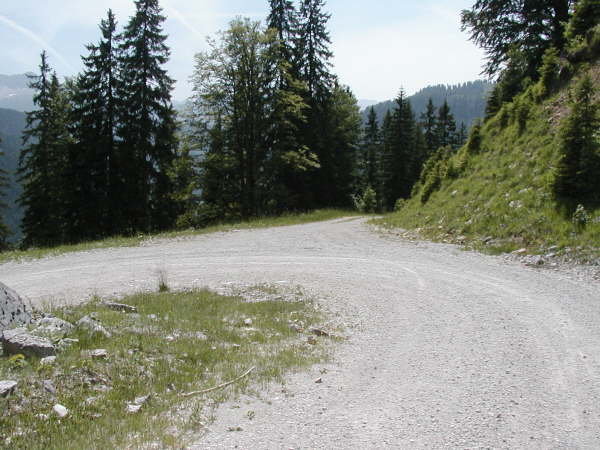 Links weiter bergab fahren