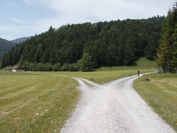 Rechts auf dem Hauptweg bleiben