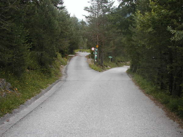 links weiter bergauf