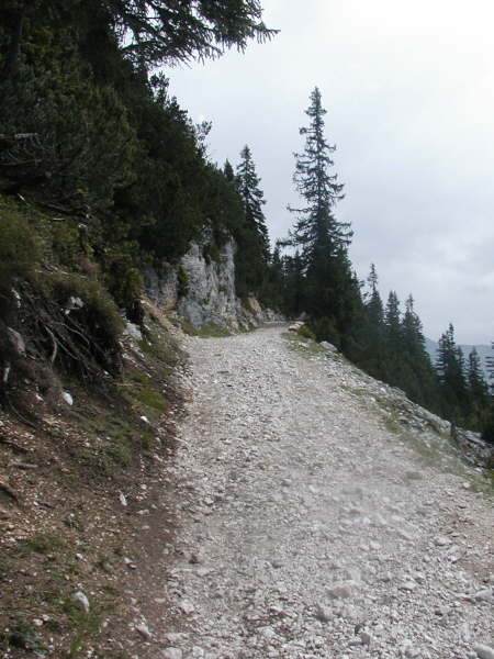 Steil bergauf auf Schotterweg