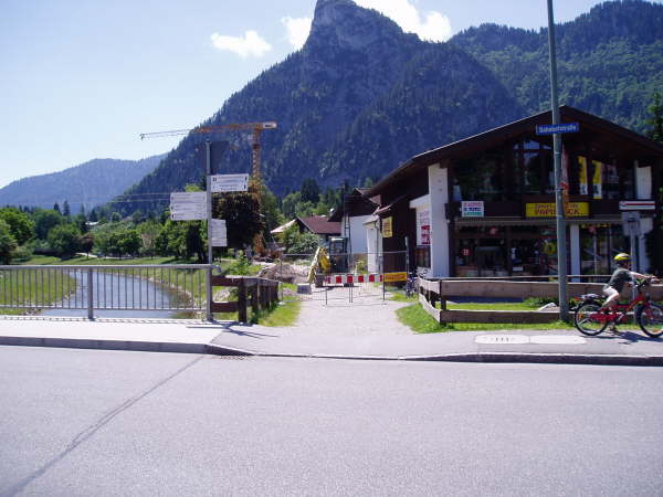 geradeaus weiter am Radweg entlang der Ammer