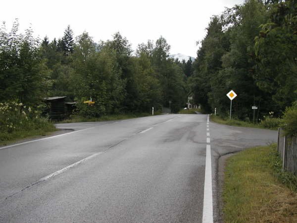 Links zum Parkplatz, rechts der Weg ins Schwarzenbachtal