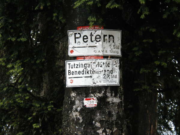 Richtung Petern steil bergab fahren