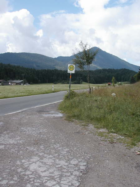 Rechts auf die Landstrae abzweigen und