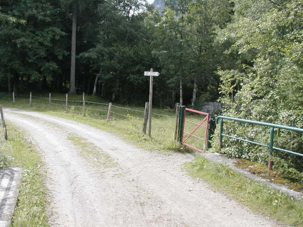 Kurz hinter der Brcke durch das Trchen abbiegen
