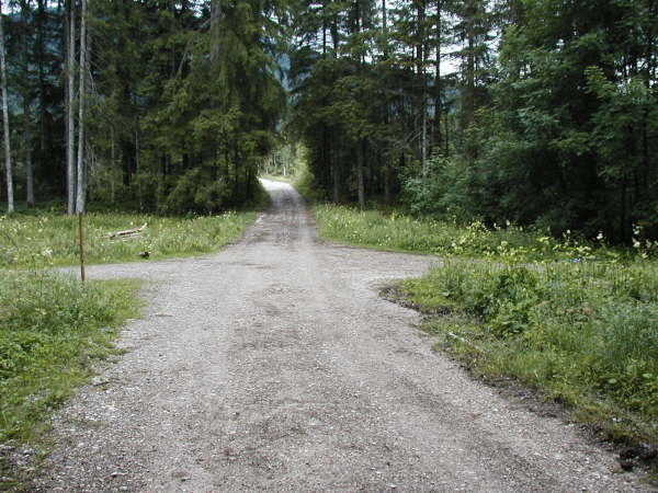 Nach der Abfahrt rechts auf den