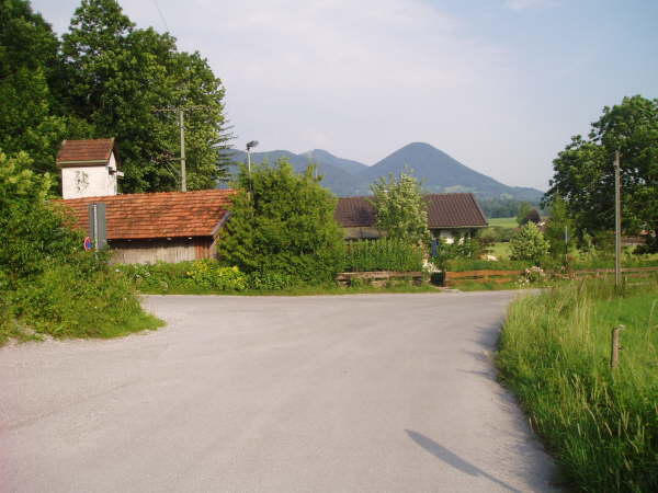 Steil Links auf den bergauffhrenden Weg abzweigen