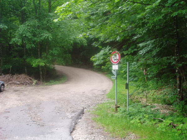 Rechts abzweigen und dem Weg bergauf folgen