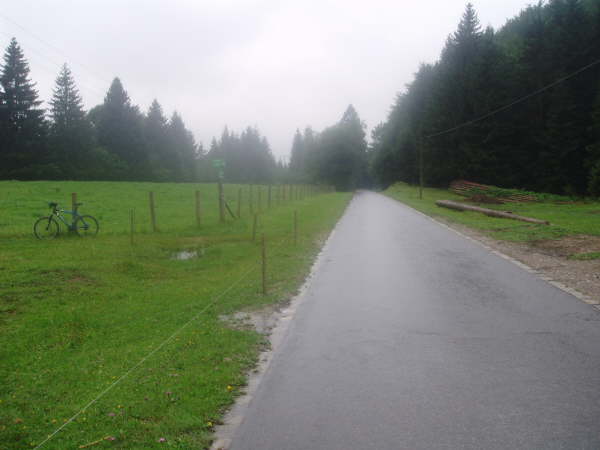 Links auf den Weg zur Asamklamm abzweigen