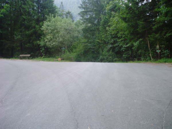 rechts auf den Schotterweg abbiegen