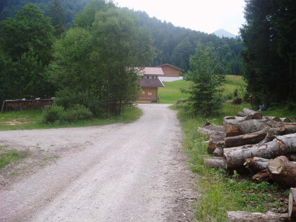 kurz vor der B11 rechts auf den Panaoramaweg abzweigen
