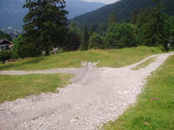 Links in den Ort hinein abzweigen