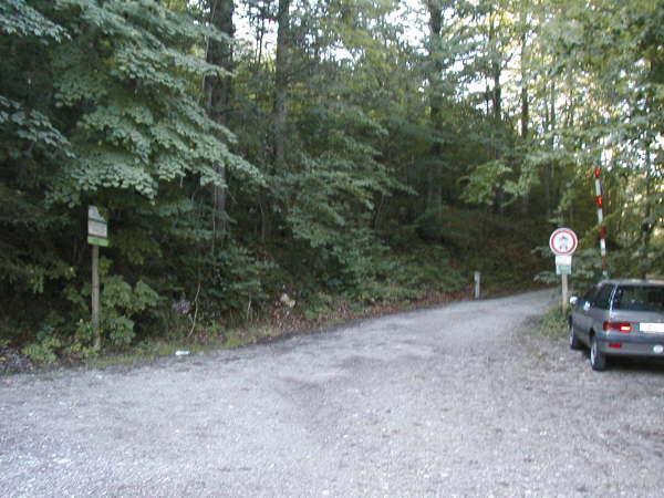 Rechts auf den Weg durch die Schranke hindurch