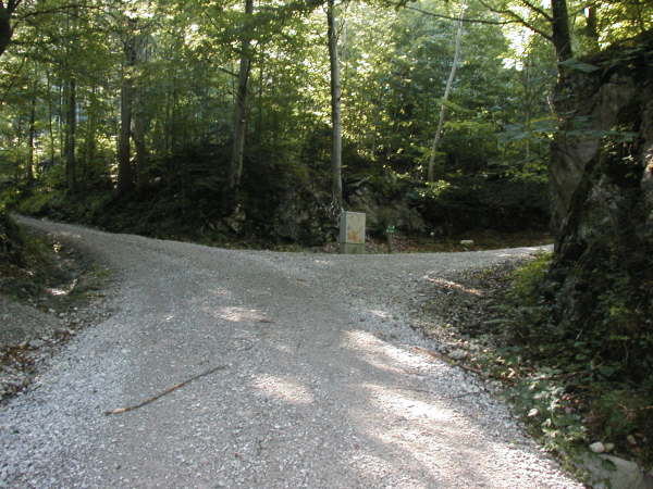 Rechts weiter bergauf fahren