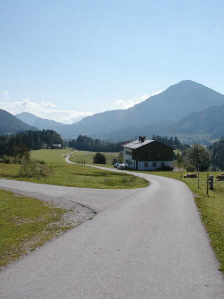 Geradeaus durch Berg fahren