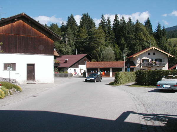 Vorbei am Gasthaus Post in Jachenau vorne links abbiegen