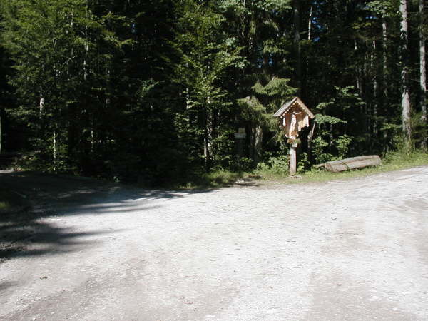 Links weiter bergauf fahren