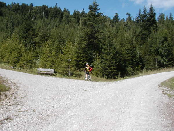 Rechts weiter bergauf